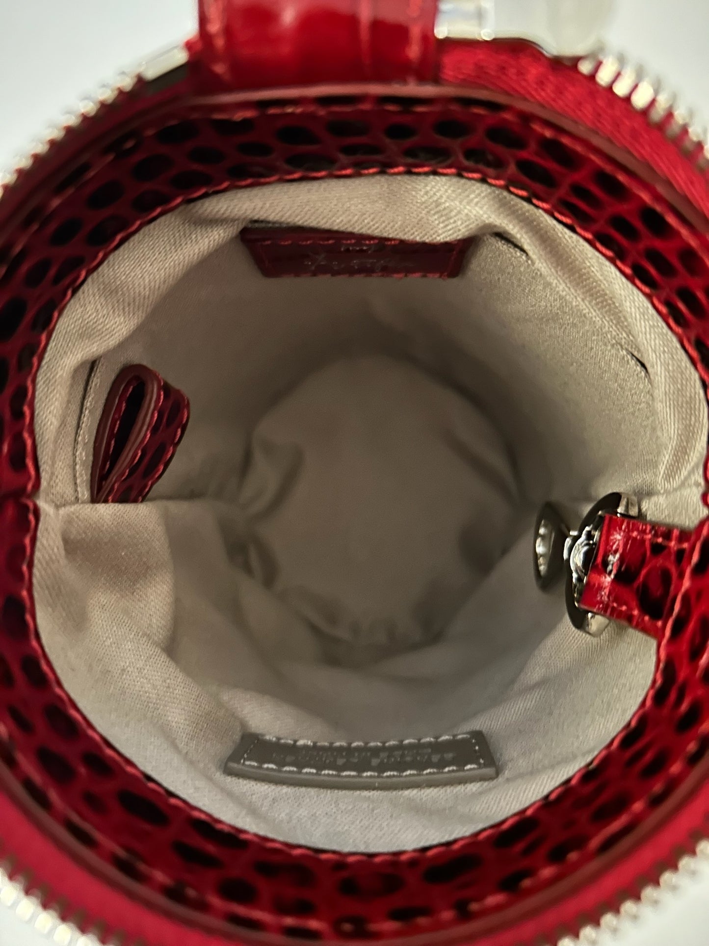 Fex bag
— embossed leather —
— red —